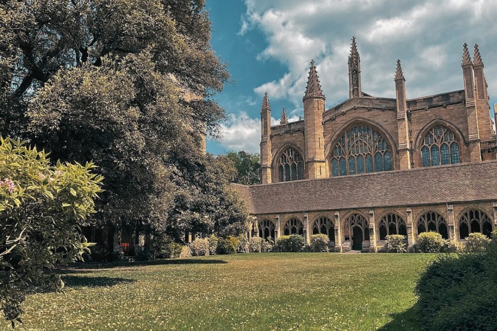 A faculdade New College com sua arquitetura medieval histórica que foi cenário real nos filmes Harry Potter.